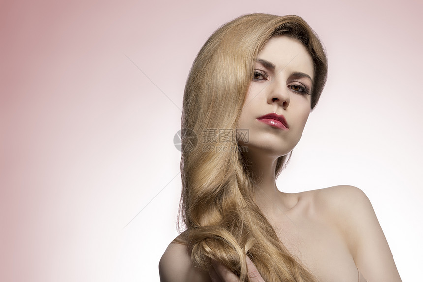 女长着闪亮的金发清新完美的皮肤护发延伸拍摄图片