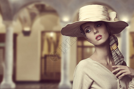 时尚女孩戴着优雅的帽子高清图片