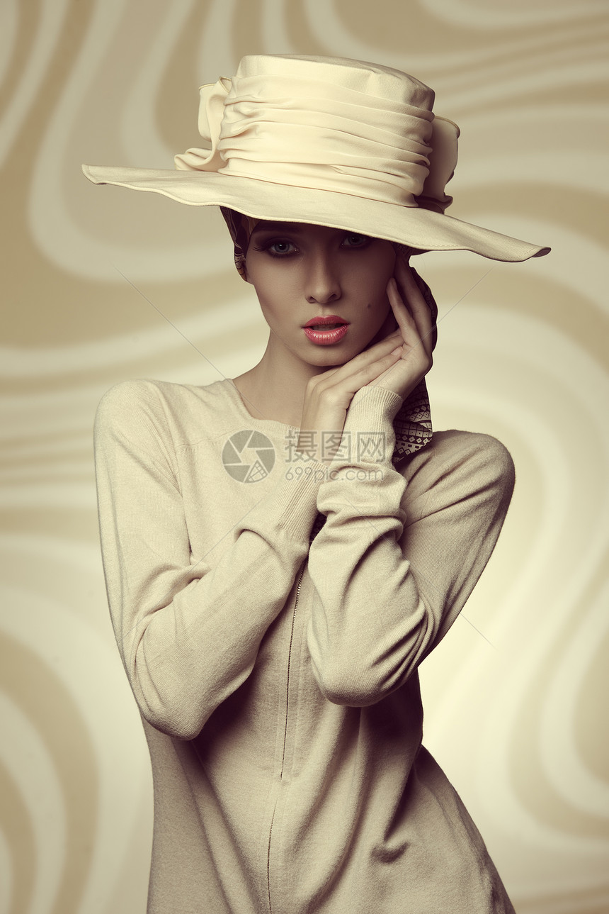 时尚拍摄的感女与优雅的协调风格,大帽子米色连衣裙图片