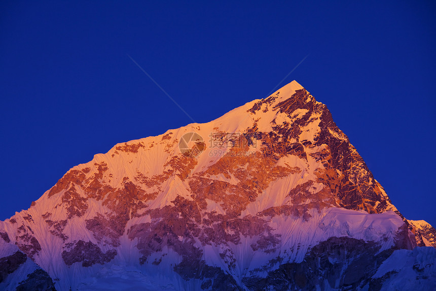 喜马拉雅山萨加马塔地区的山脉图片