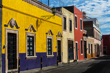 墨西哥街上五颜六色的建筑图片