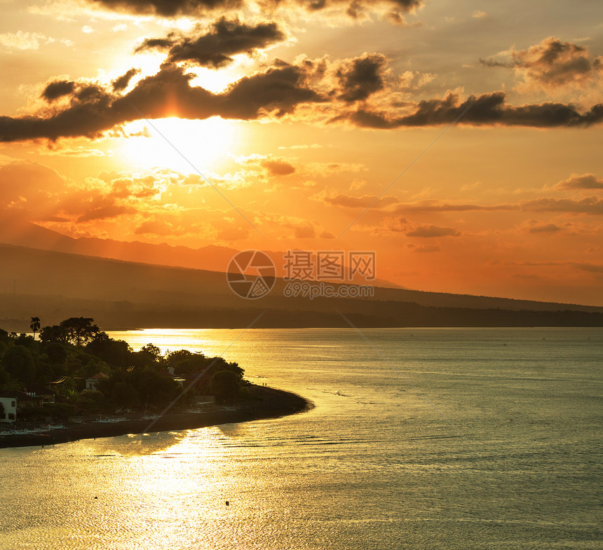 火山阿贡阿米德海滩,巴厘岛,印度尼西亚图片