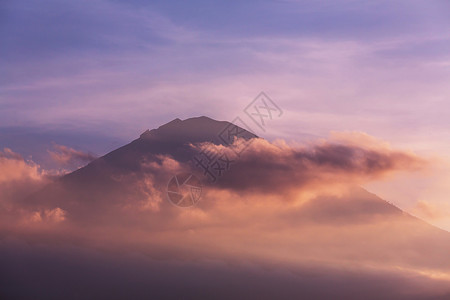 火山阿贡阿米德海滩,巴厘岛,印度尼西亚图片