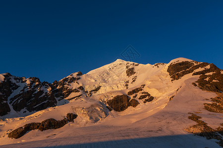 斯瓦内蒂高加索山脉日落峰背景