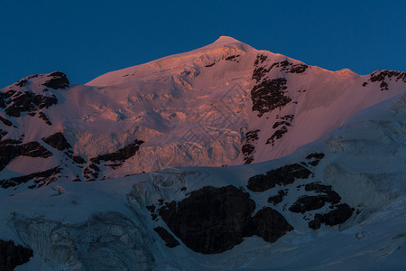 斯瓦内蒂主要高加索山脉日落峰背景