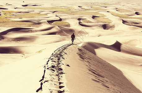 沙漠里徒步旅行图片