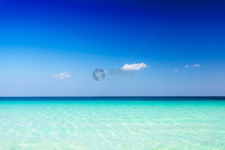 绿松石海水蓝天背景图片