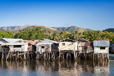 贫民窟的房子住海里的高跷上图片