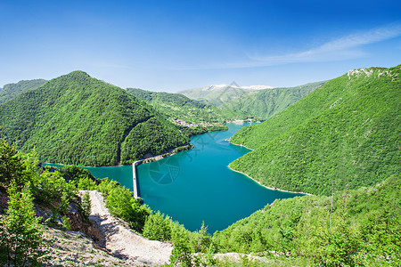 美丽的青山湖泊与戏剧的天空图片