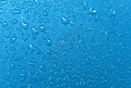 蓝色背景上的水滴图片