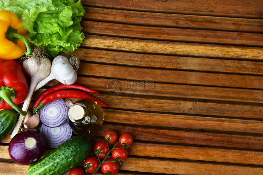 木制背景上的新鲜蔬菜橄榄油图片