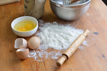 厨房擀杖,木制背景上的鸡蛋粉高清图片