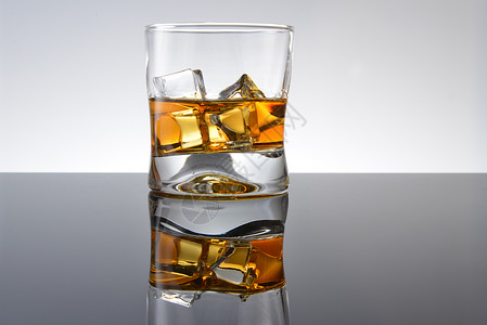 威士忌加冰璃加冰的威士忌背景图片
