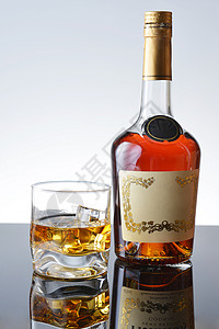 璃瓶装威士忌的简单成分背景图片