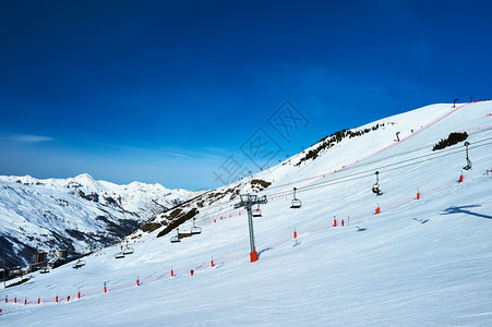 升降椅冬天雪的山脉,梅里贝尔,阿尔卑斯山,法国背景