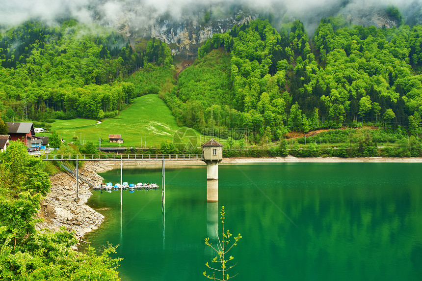 美丽的翡翠山湖瑞士低云下图片