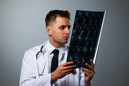 医学医生MRI脊柱扫描图像灰色背景图片