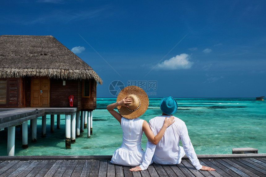 夫妇马尔代夫的热带海滩码头图片