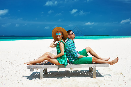 绿色的夫妇马尔代夫的热带海滩上图片