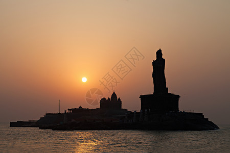 恨丸岛维维卡南达岩石纪念碑印度日出时的苏苏瓦鲁瓦尔雕像背景