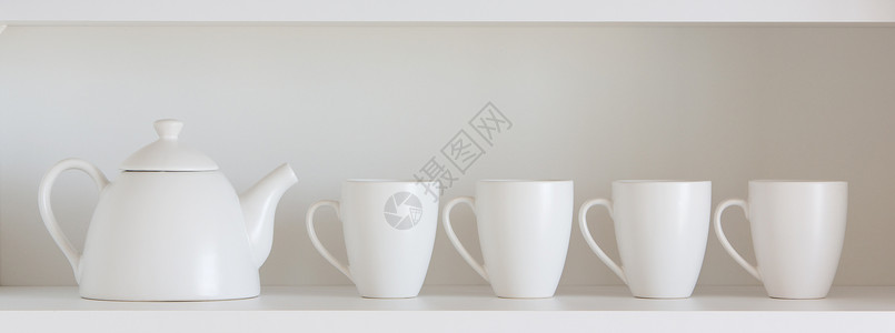 架子上的白色茶壶杯子图片