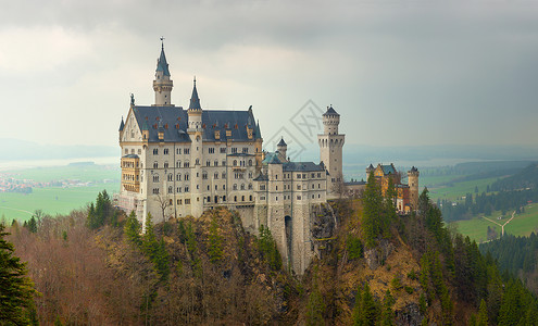 巴伐利亚国王德国巴伐利亚阿尔卑斯山的Neuschwanstein城堡全景背景