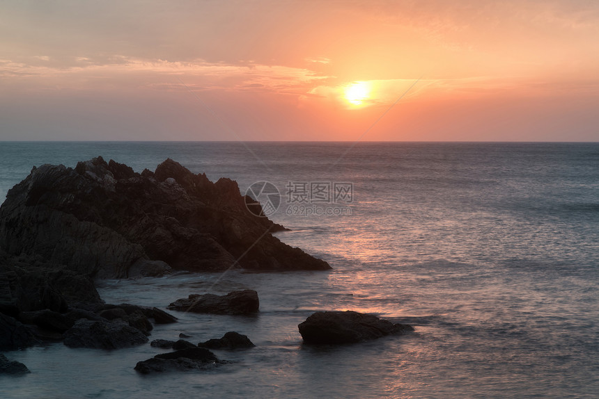 日落景观海景的岩石海岸线希望湾英国图片