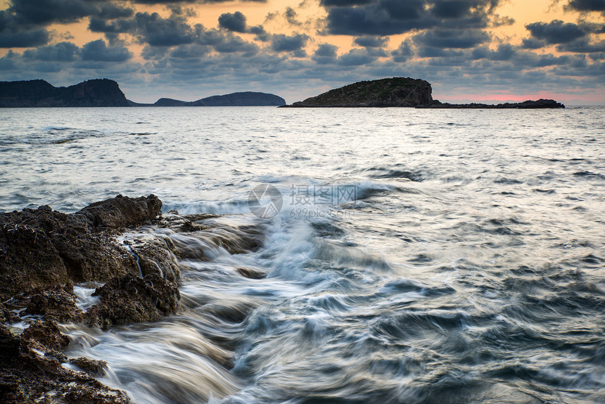 地中海岩石海岸线上美丽的日出景观海景图片