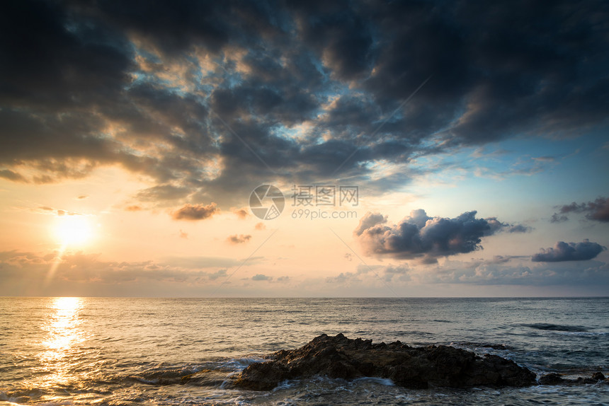 黎明日出景观美丽的岩石海岸线地中海图片