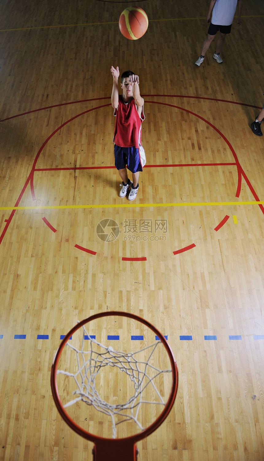 篮球比赛运动员体育馆室内投篮图片