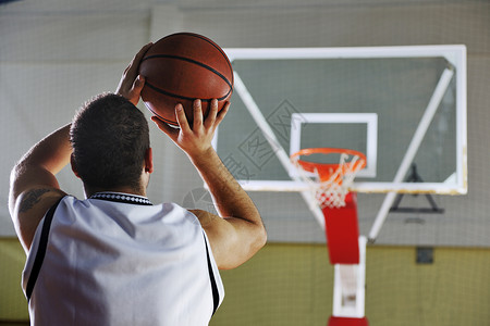 篮球比赛运动员体育馆室内投篮背景图片