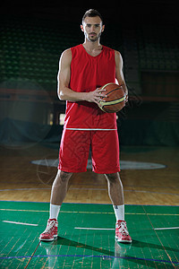 篮球场上篮球运动员的肖像,着黑色孤立背景的球高清图片