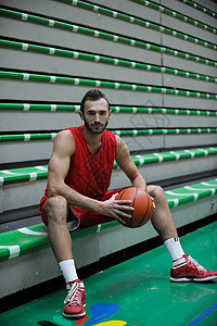 运动员阿奎罗篮球场上篮球运动员的肖像,着黑色孤立背景的球背景