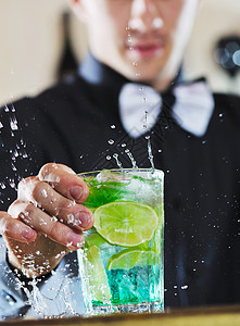 宴会椰子尾巴专业酒吧服务员准备鸡尾酒饮料,并代表夜生活派活动的背景