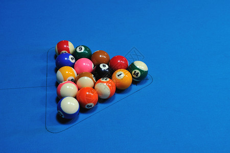 台球运动游戏球蓝色桌子上台球俱乐部准备玩背景图片