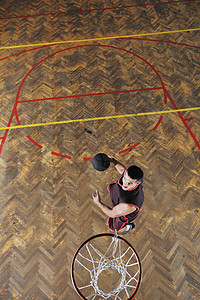 轻人健康的人运动健身房室内大厅玩篮球比赛时进行娱乐活动训练锻炼图片