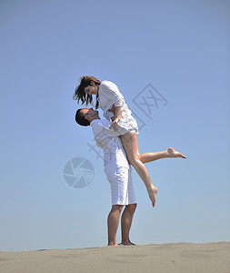 快乐的轻夫妇夏天的海滩上享受快乐浪漫的时刻,代表快乐旅行的图片