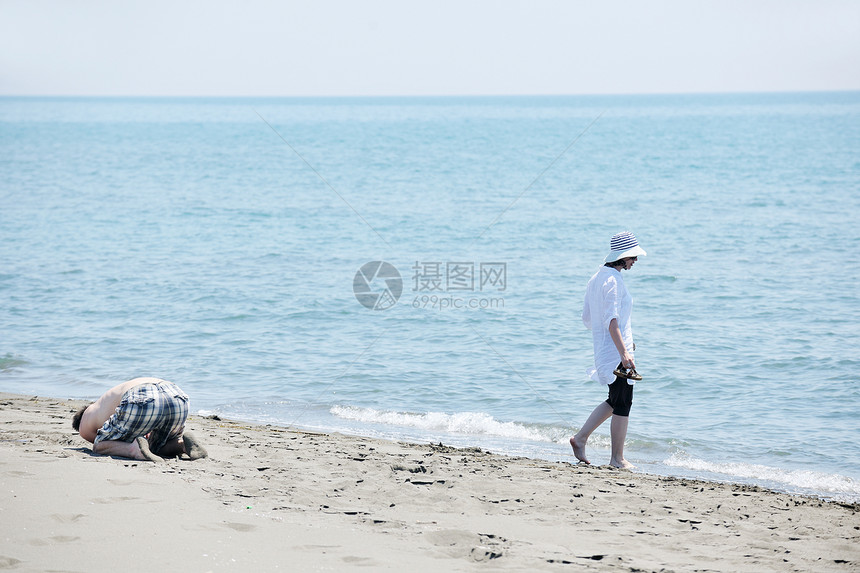 快乐的轻夫妇夏天的海滩上享受快乐浪漫的时刻,代表快乐旅行的图片