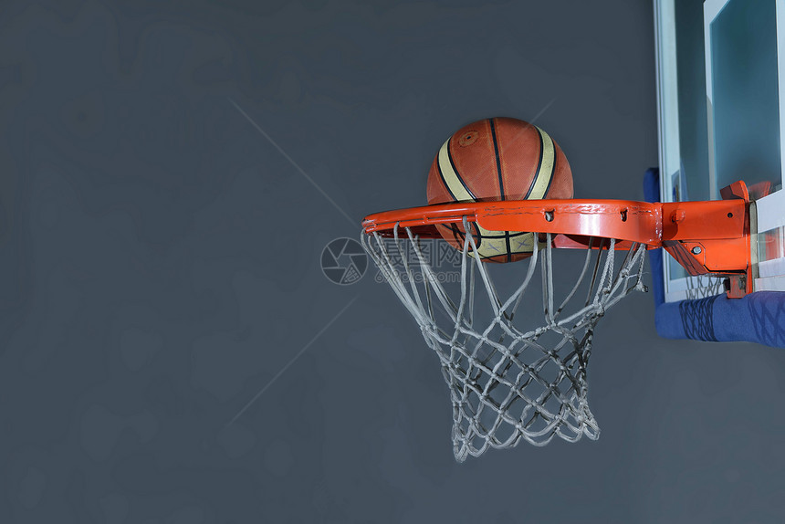 室内健身房灰色背景下的篮球球板网图片