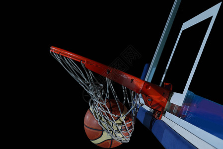 争抢篮板室内健身房黑色背景上的篮球球板网背景