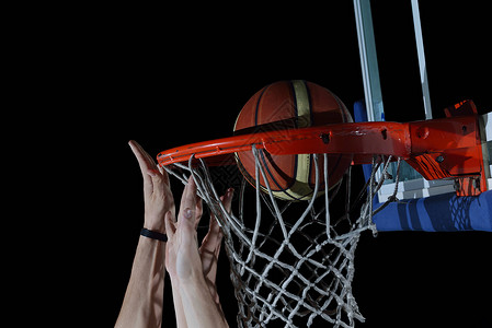 篮球比赛运动运动员行动中被隔离黑色背景上高清图片