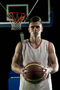 运动员阿奎罗篮球场上篮球运动员的肖像,着黑色孤立背景的球背景