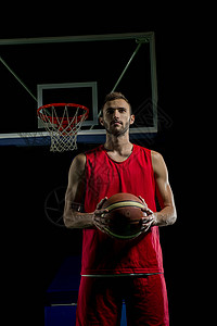 篮球场上篮球运动员的肖像,着黑色孤立背景的球高清图片