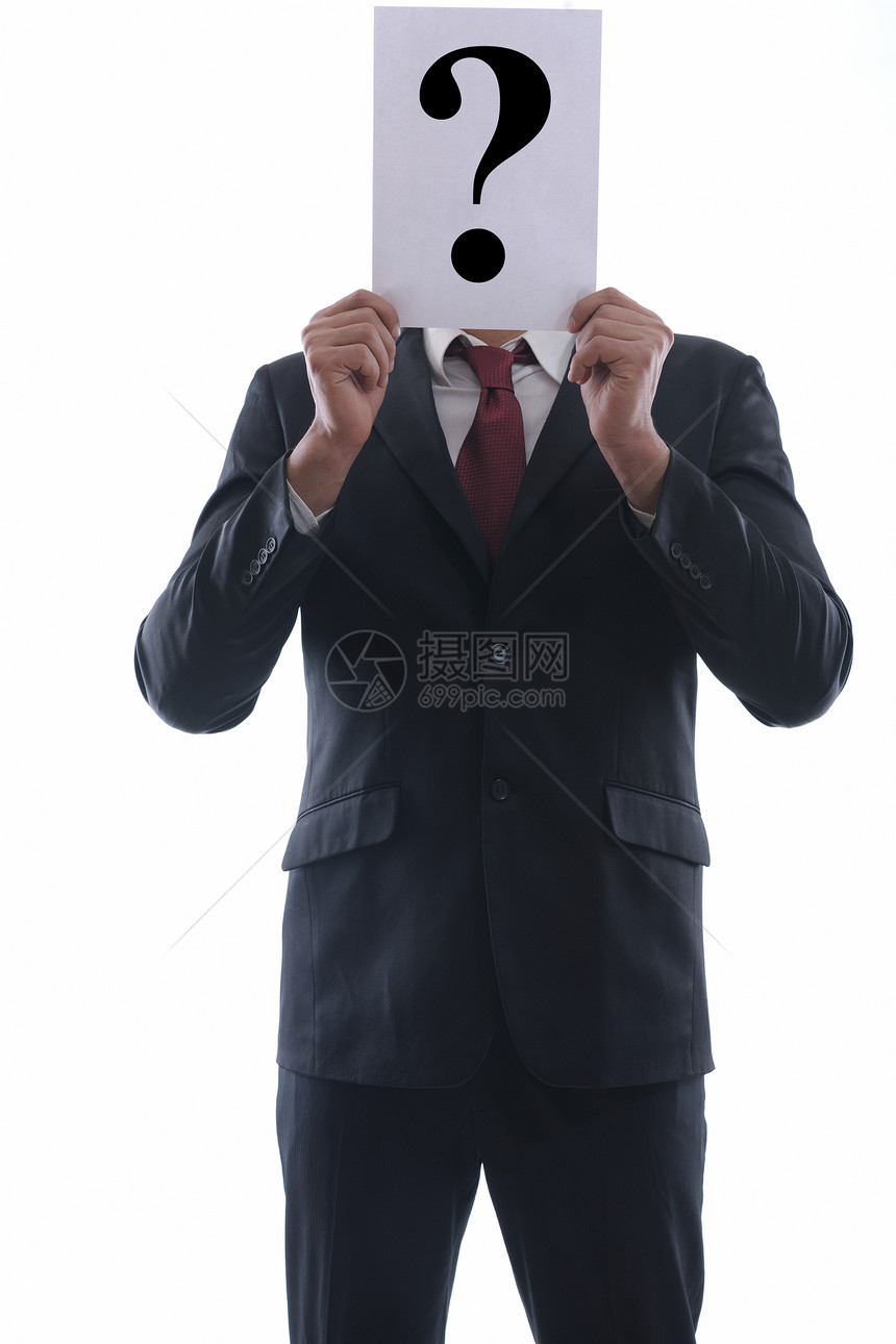 商人着张纸他的脸上,个问号,孤立演播室的白色背景上图片