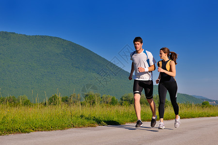 轻夫妇早上公园慢跑健康健身图片