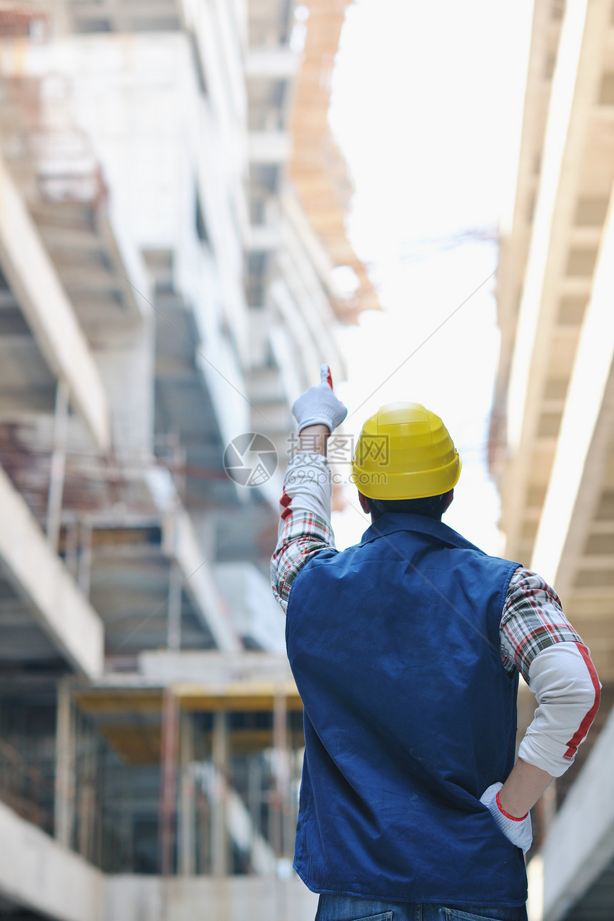 英俊的硬工人建筑工地肖像图片