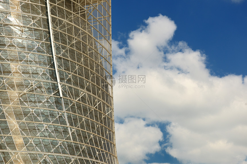 现代建筑的钢璃立与蓝天云的背景图片