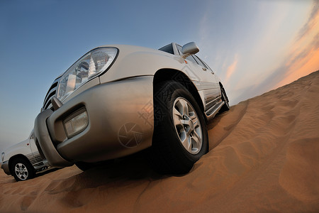 沙漠狩猎越野车驾驶阿拉伯沙漠日落图片