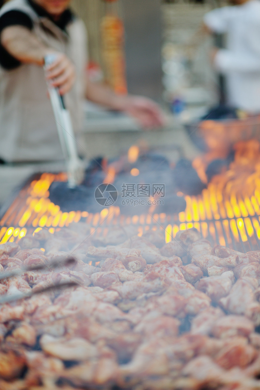 烧烤用鸡肉烤架,背景中火烟图片