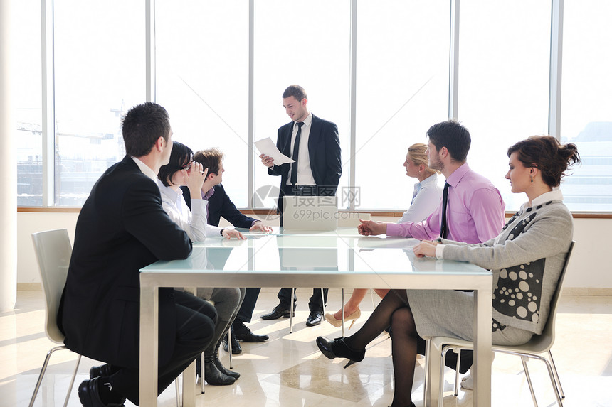 轻的商业人士小会议室开会,讨论新的想法计划问题图片